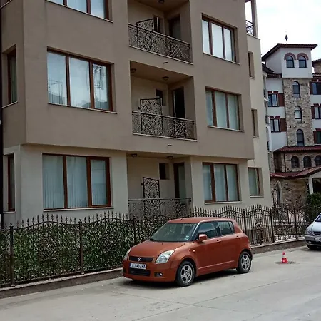 아파트 On Cypress Street *